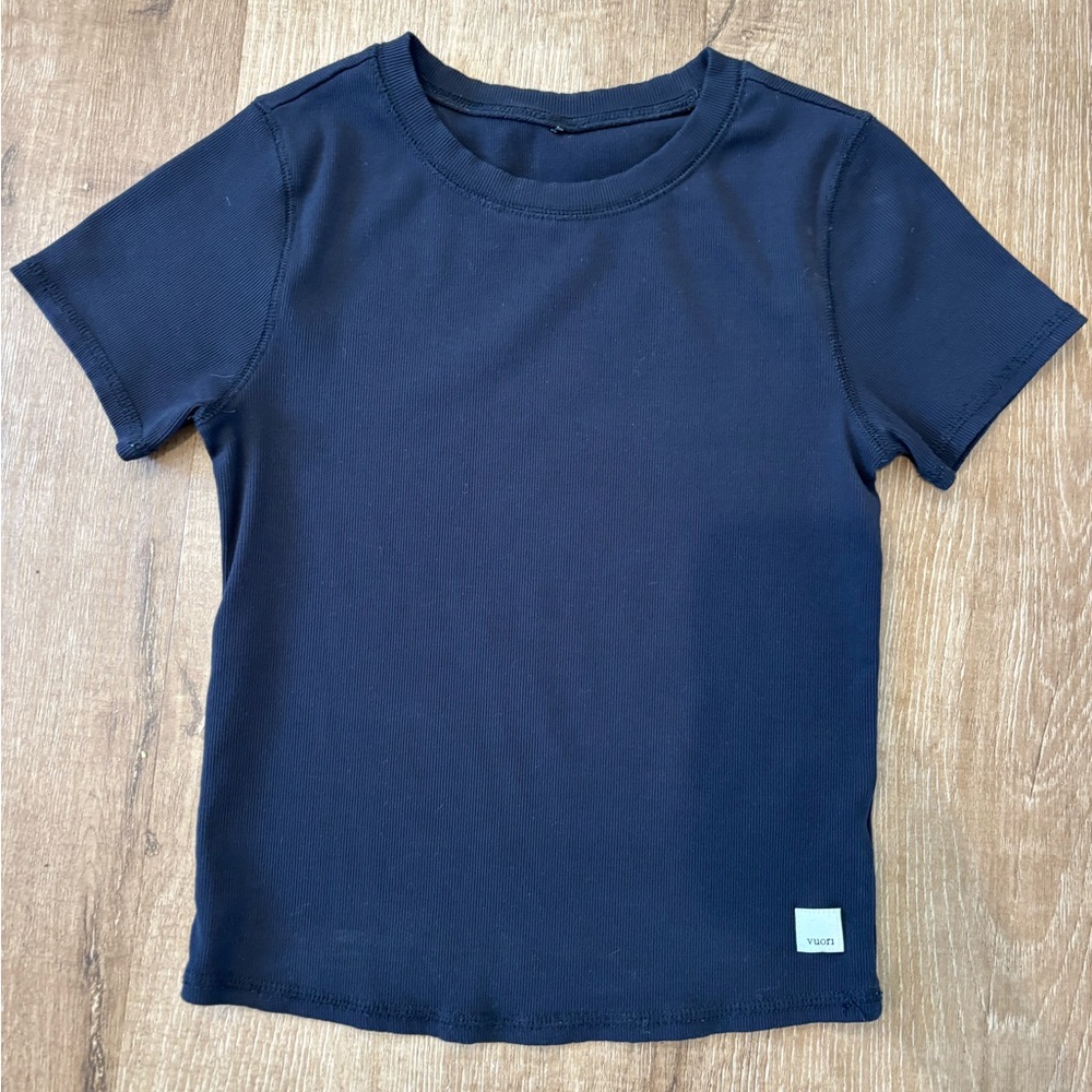 Vuori pose tee